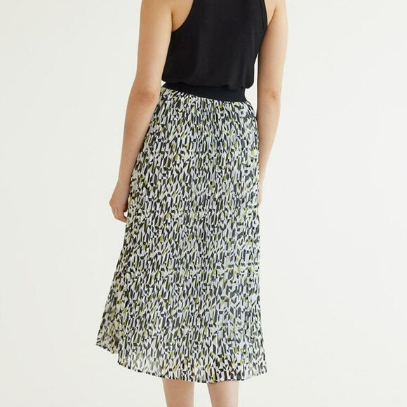 Pleated Printed Midi Skirt - Picture 4 of 8